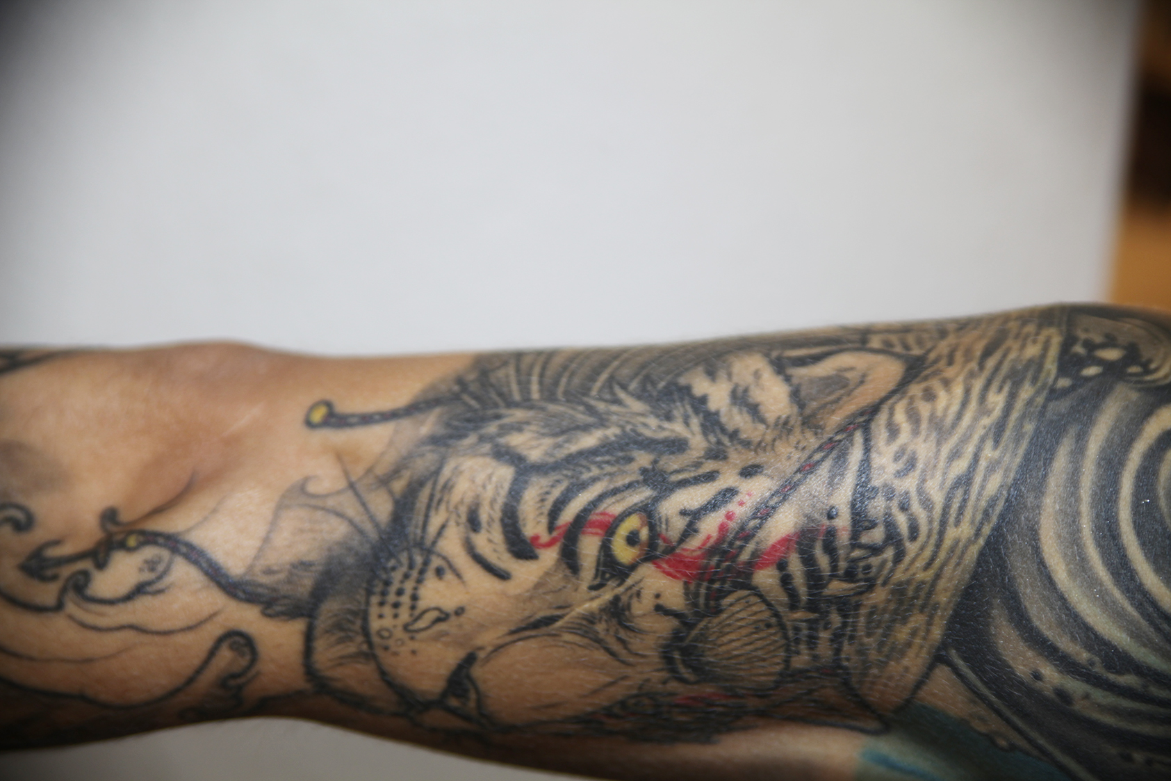 Mike Bahía tattoos: The tiger tattoo beside the whale