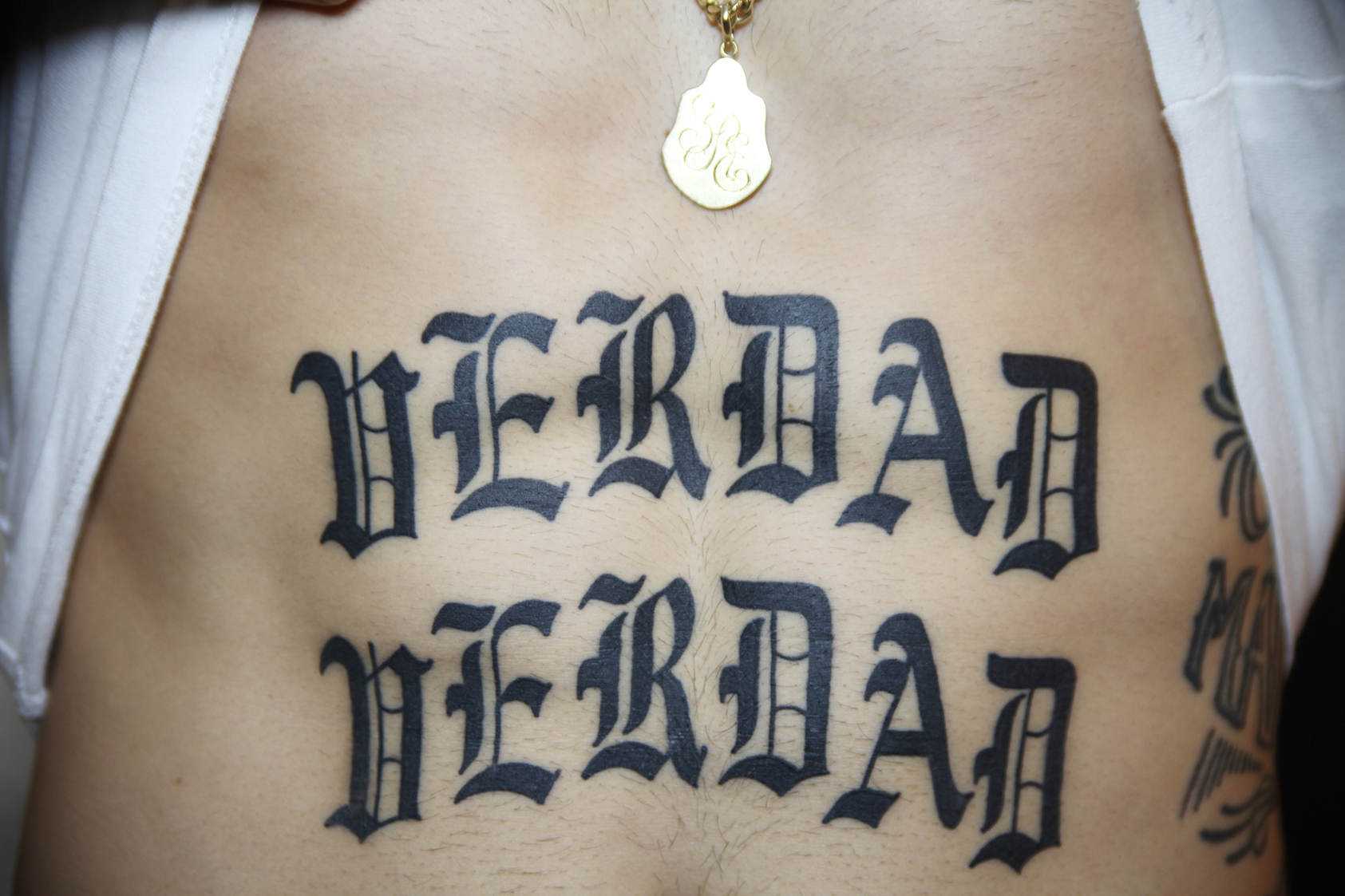 Mike Bahía tattoos: VERDAD repeated across his stomach