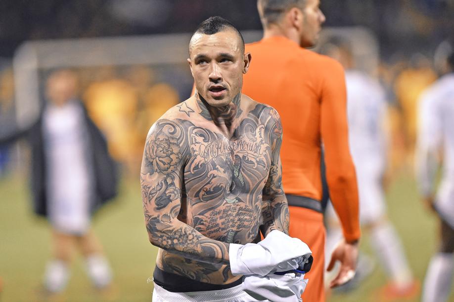Radja Nainggolan showing chest, neck and sleeve tattoos on the pitch