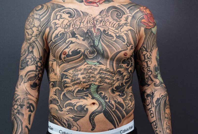 Radja Nainggolan snake chest tattoo and life quote