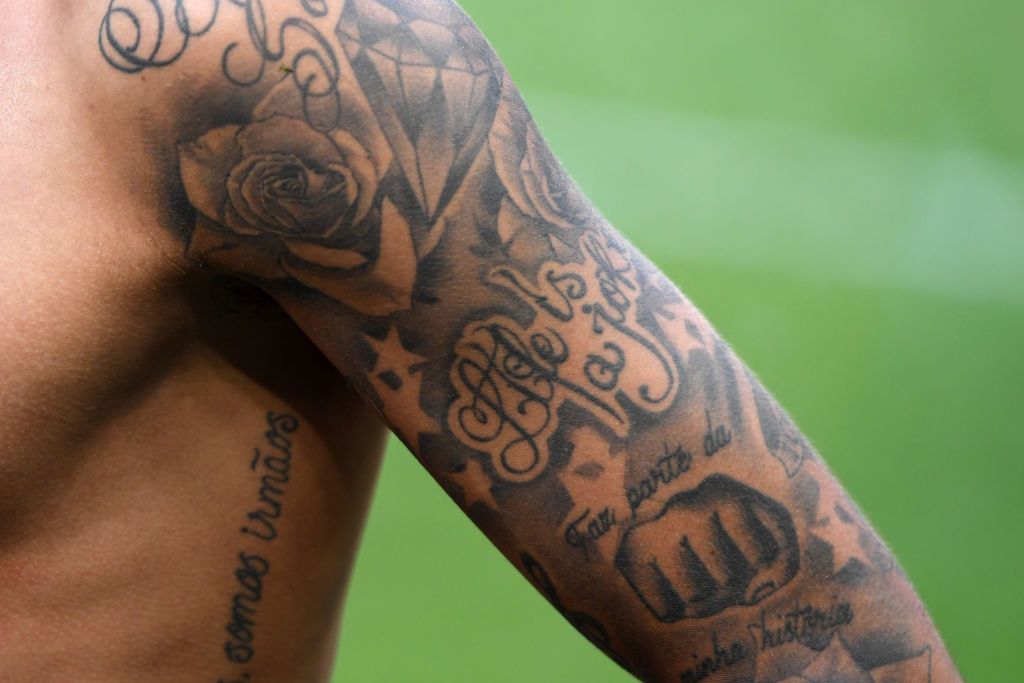 Neymar Jr tattoos: close view of the right arm sleeve with roses, stars, diamond and Portuguese script
