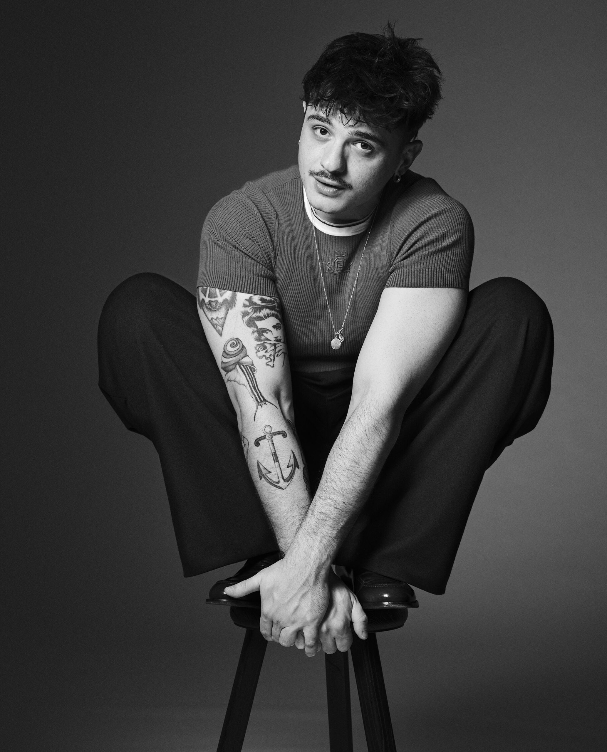 Olly tattoos: Dense right-arm tattoo field in the close seated view