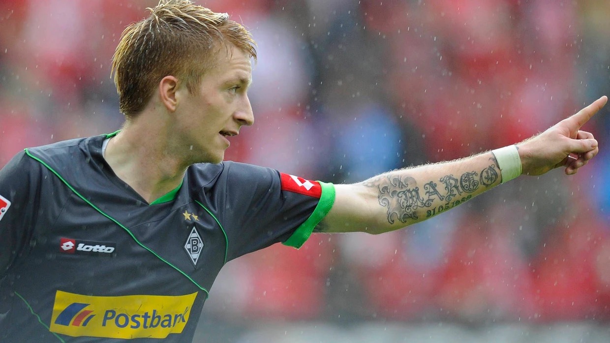 Marco Reus floral tattoo visible during a football match