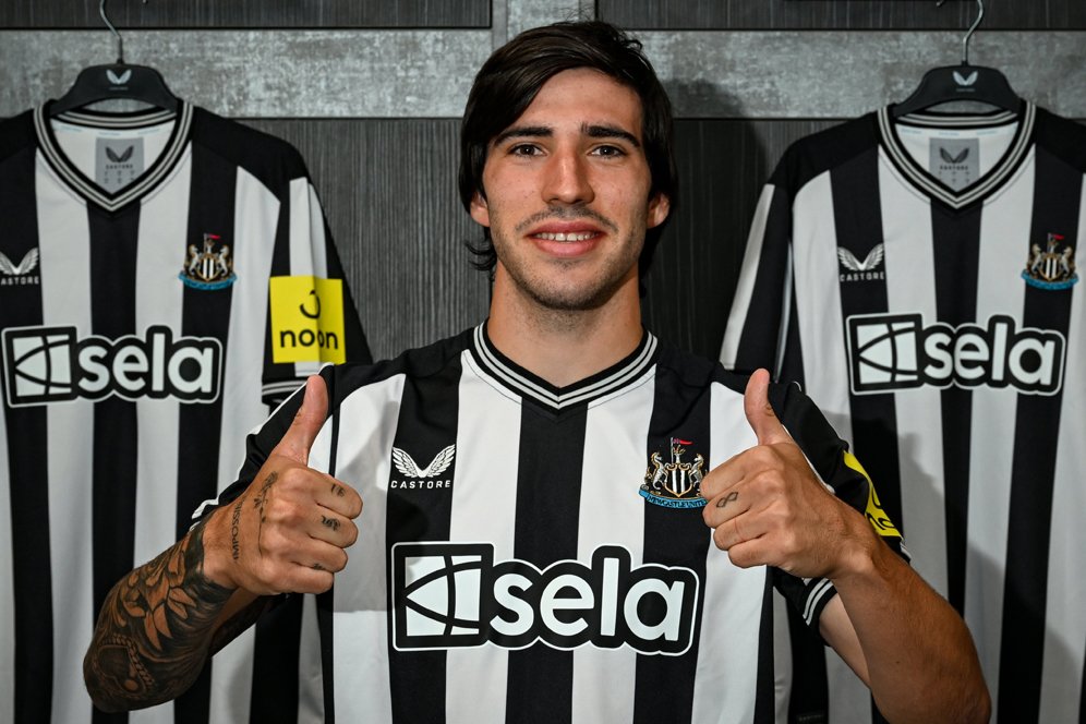 Sandro Tonali tattoos: right arm sleeve and hand tattoos in a Newcastle introduction portrait