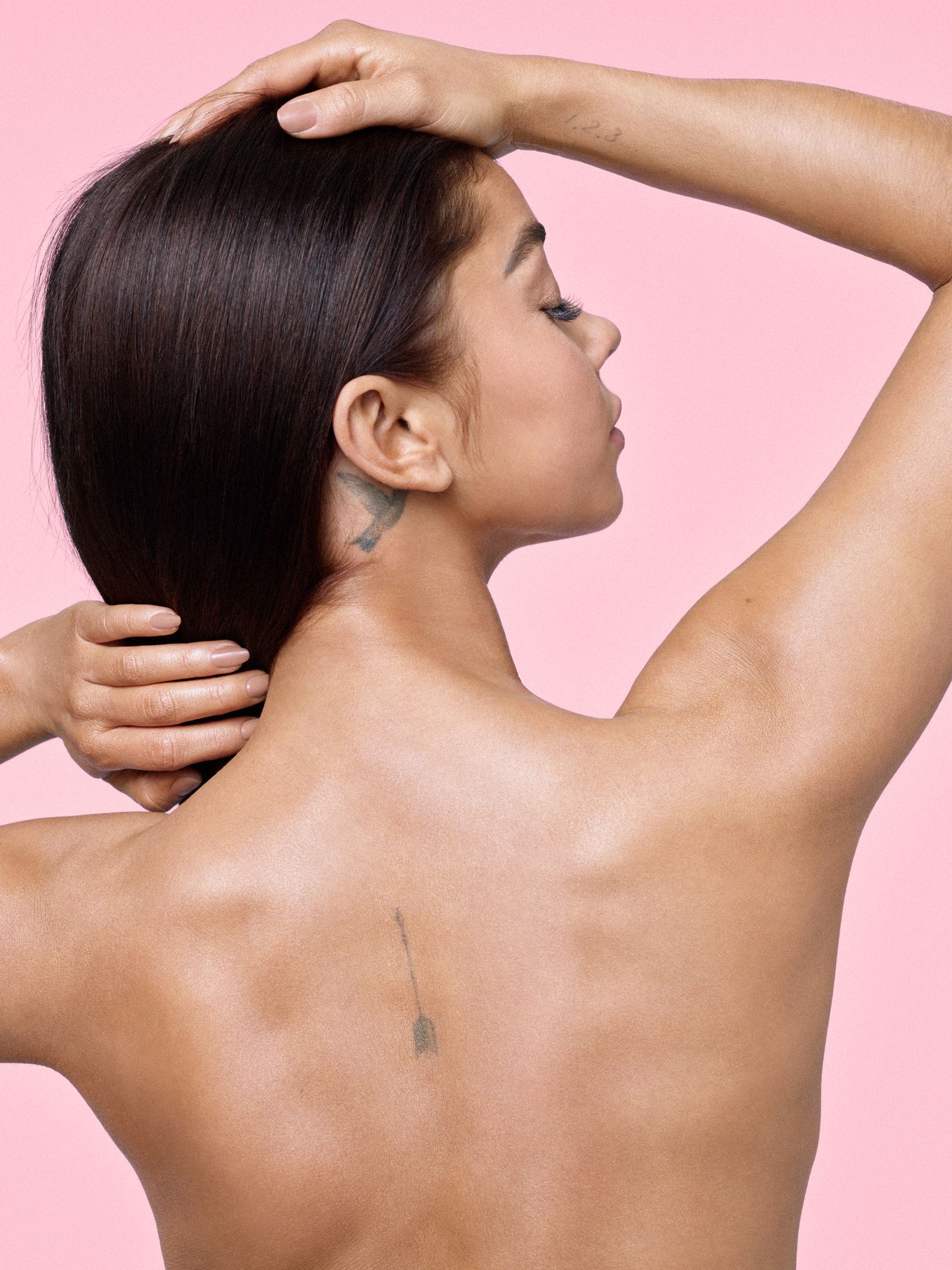 Sarah Hyland tattoos: Her simple back arrow tattoo