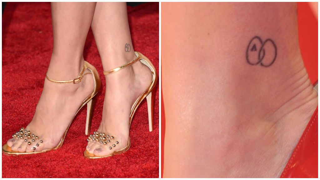 Scarlett Johansson interlocked circles and A ankle tattoo