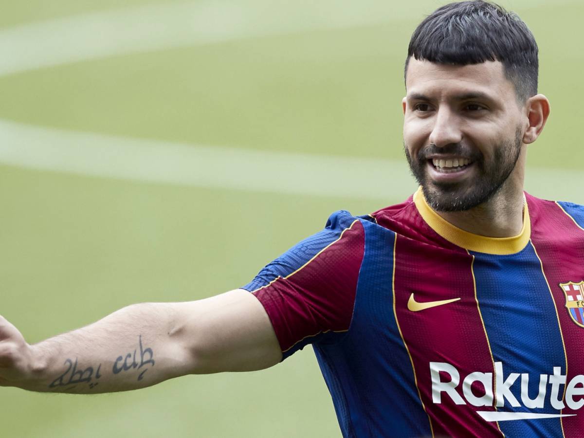 Sergio Aguero showing the Benjamin tribute tattoo on his left forearm for Barcelona