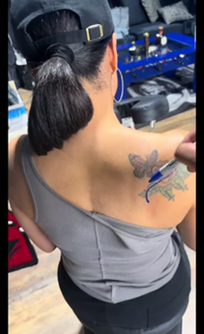 Shaunie Henderson a second angle on the original back tattoo during the documented reveal footage Shaunie Henderson tattoos: a second angle on the original back tattoo during the documented reveal footage
