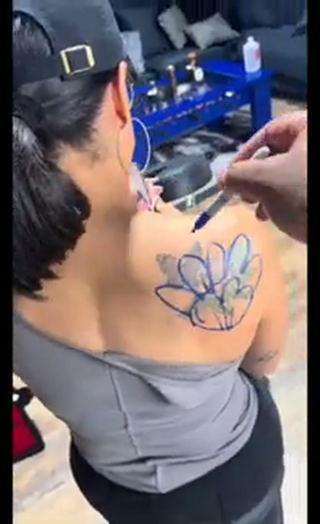 Shaunie Henderson the back tattoo as the cover-up process reaches the finished floral surface Shaunie Henderson tattoos: the back tattoo as the cover-up process reaches the finished floral surface