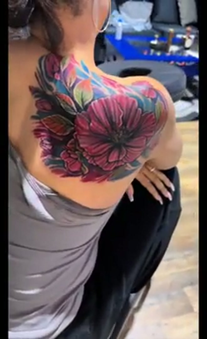 Shaunie Henderson the finished cover-up showing the blue field and outer leaves Shaunie Henderson tattoos: the finished cover-up showing the blue field and outer leaves