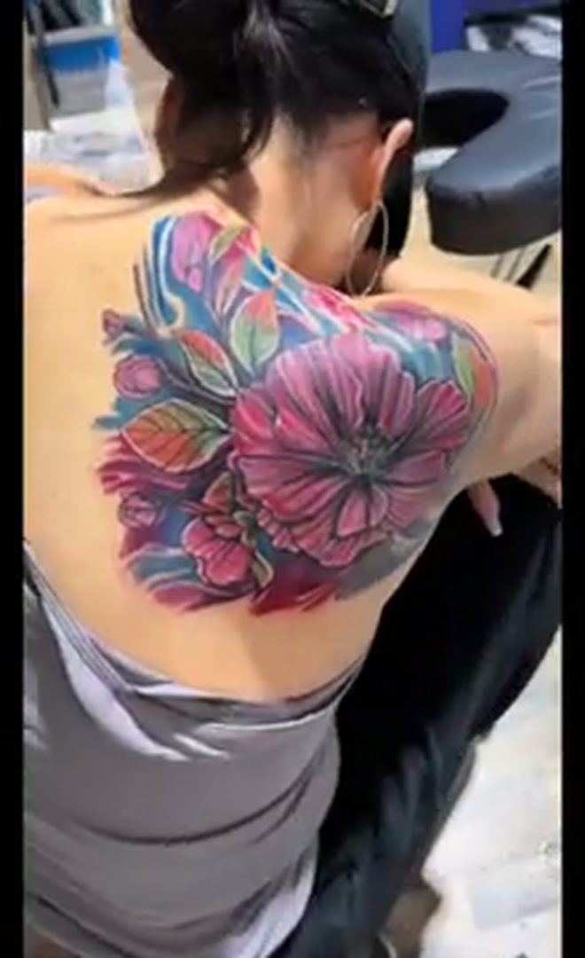 Shaunie Henderson the finished pink, blue and green lotus cover-up from a broad rear angle Shaunie Henderson tattoos: the finished pink, blue and green lotus cover-up from a broad rear angle