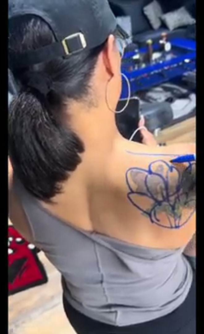 Shaunie Henderson the transition from the earlier back design to the completed floral cover-up Shaunie Henderson tattoos: the transition from the earlier back design to the completed floral cover-up