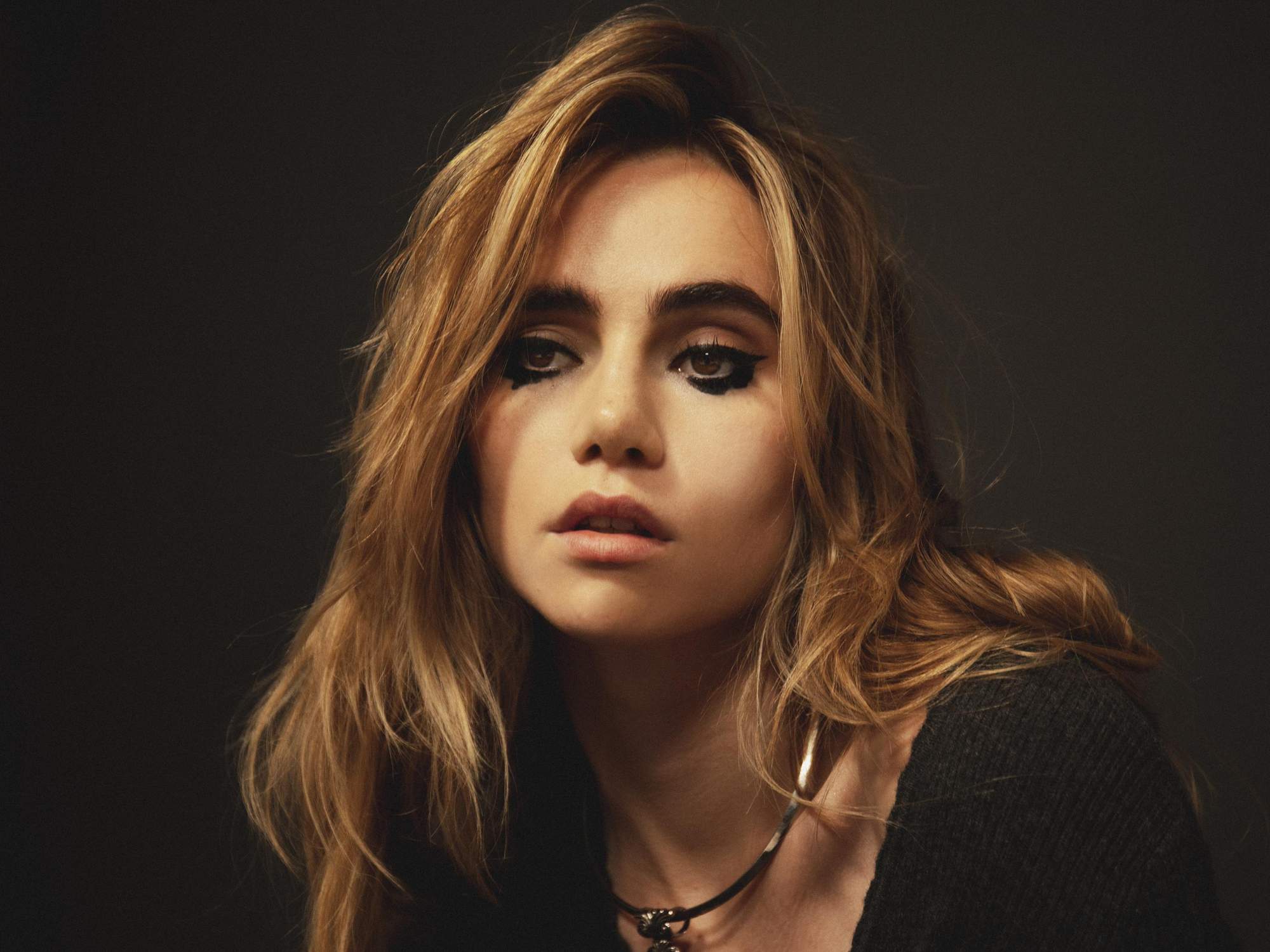 Suki Waterhouse in a contextual photograph: inline contextual photo; not tattoo evidence