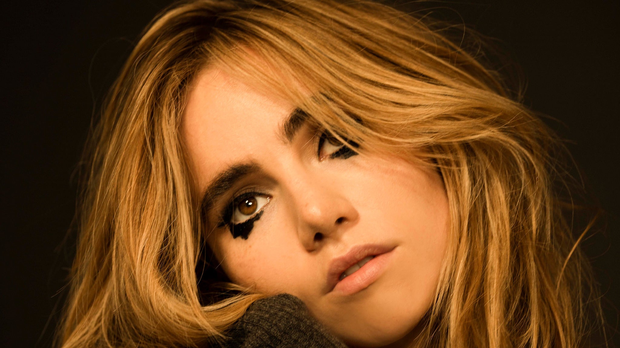 Suki Waterhouse in a contextual photograph: inline contextual photo; not tattoo evidence