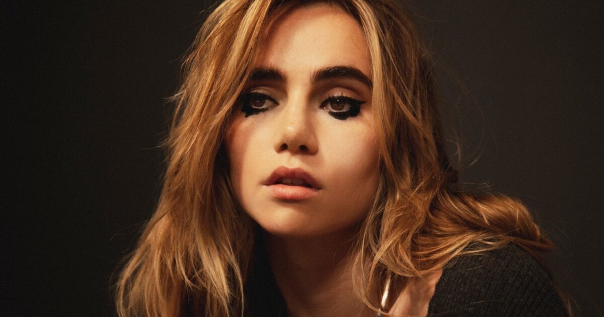 Suki Waterhouse in a contextual photograph: inline contextual photo; not tattoo evidence