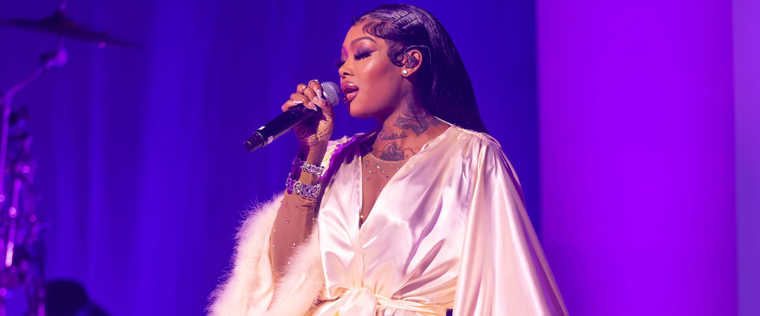 Summer Walker tattoos: Summer Walker live performance with hand and neck tattoos visible