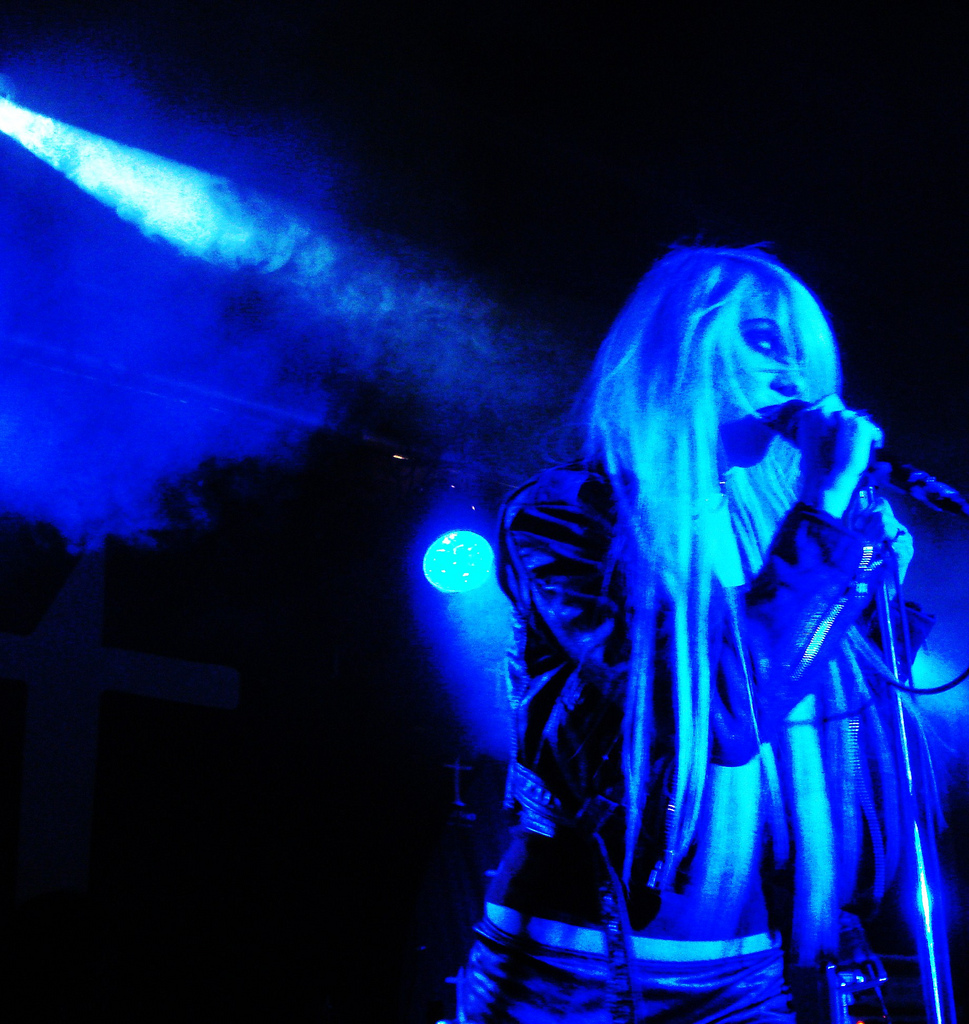 Taylor Momsen in a contextual photograph: Inline contextual performance photo; not tattoo evidence; not tattoo evidence