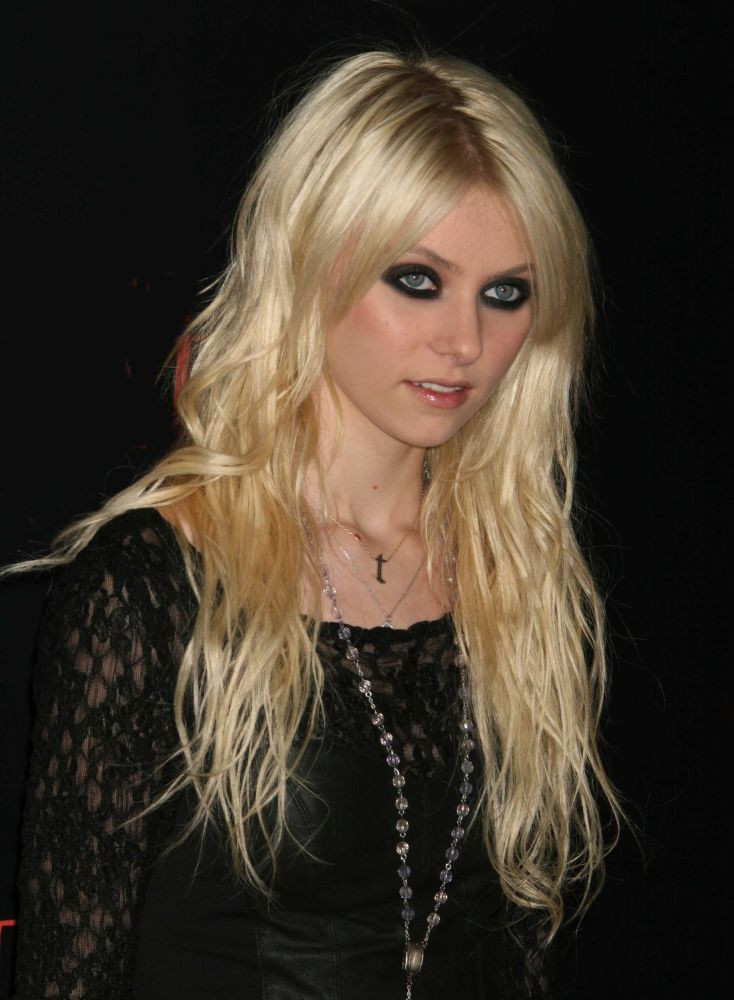 Taylor Momsen in a contextual photograph: Inline contextual photo; not tattoo evidence; not tattoo evidence