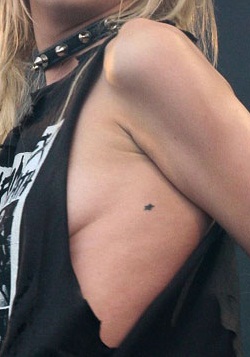 Taylor Momsen tattoos: Inline tattoo evidence