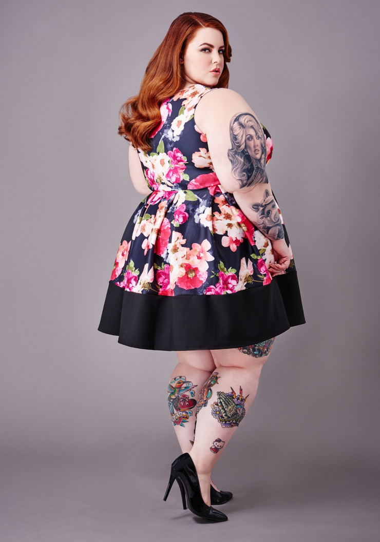 Tess Holliday Full-length photograph showing arm ink and tattoos on the legs Tess Holliday tattoos: Full-length photograph showing arm ink and tattoos on the legs