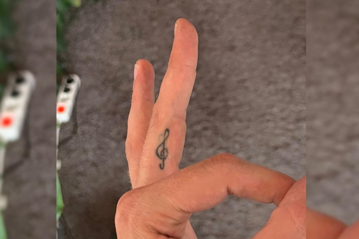 Tim Dolle Musical note tattoo on the left middle finger Tim Dolle tattoos: Musical note tattoo on the left middle finger