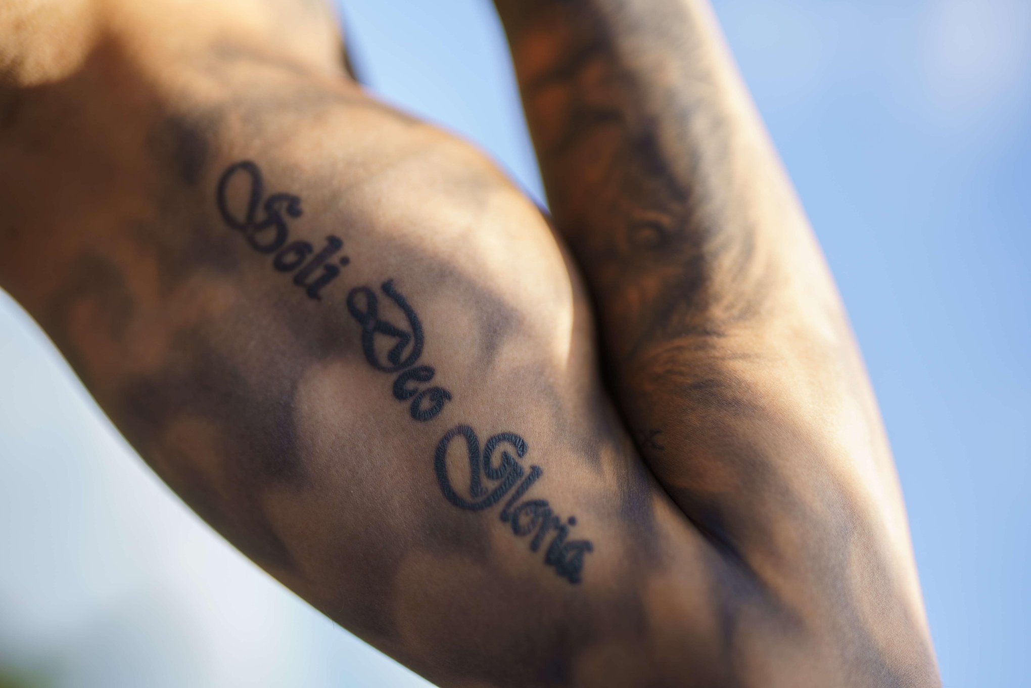 Tim Kühnel tattoos: Close-up of the upper-arm lettering documented in the BLICK.de tattoo interview