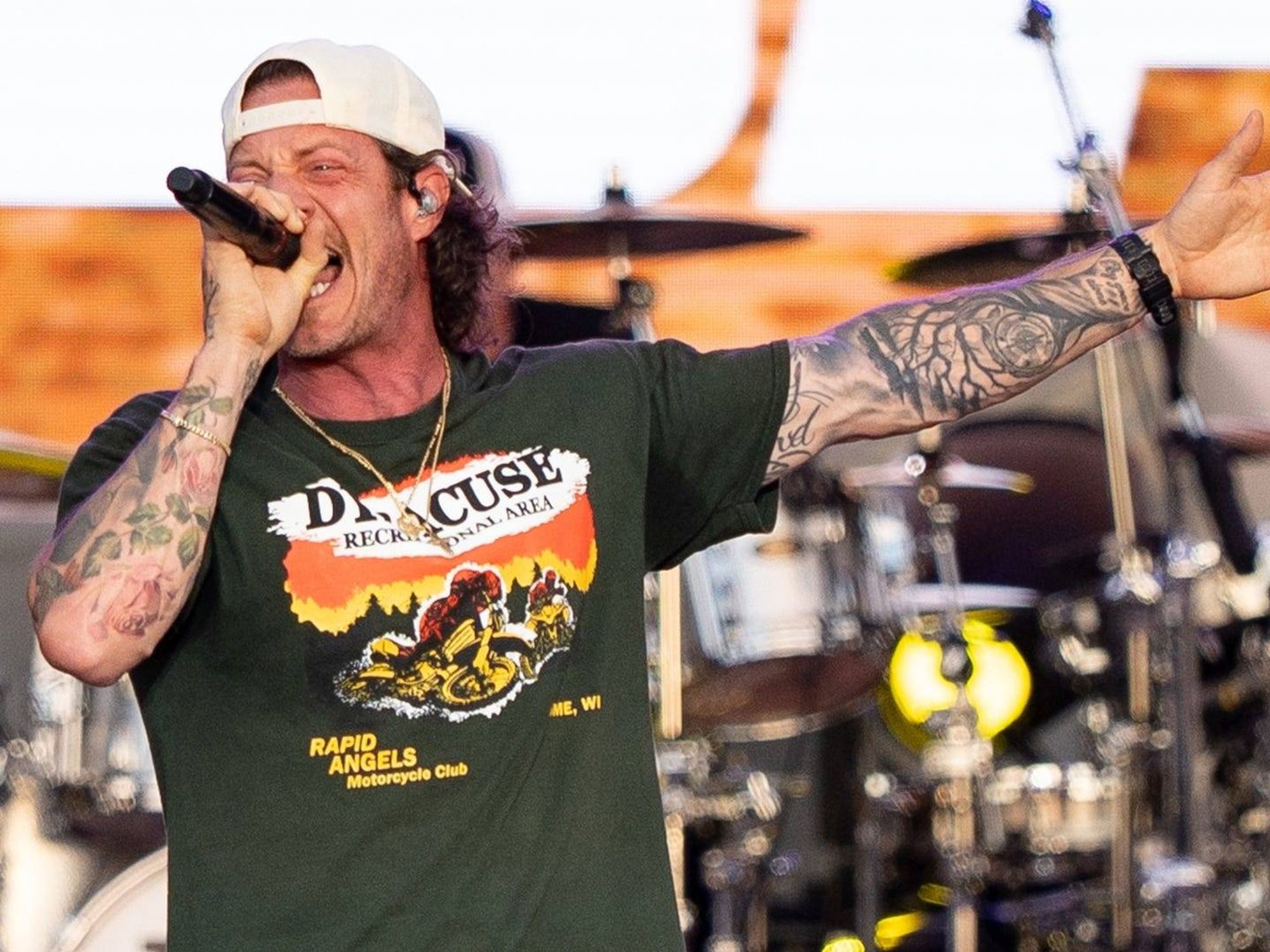 Tyler Hubbard tattoos: performance view of Hubbard’s upper-arm tattoo coverage