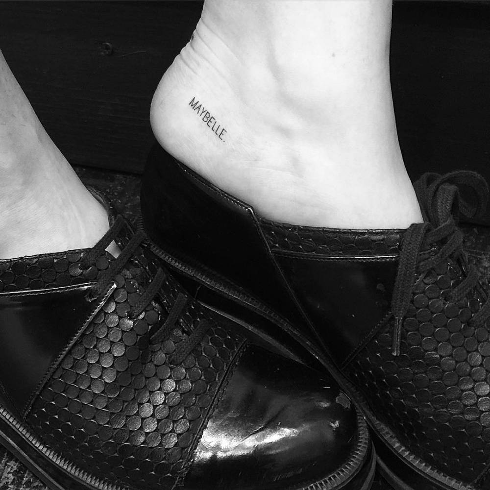Zoey Deutch MAYBELLE lettering tattoo evidence Zoey Deutch tattoos: MAYBELLE lettering tattoo evidence