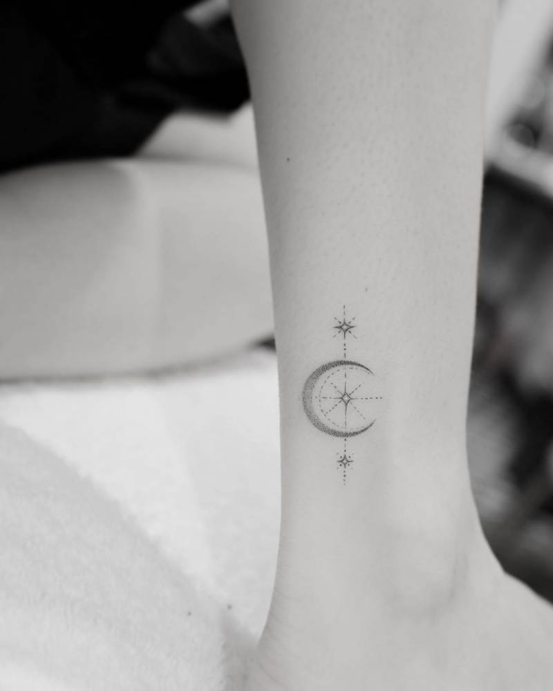 Zoey Deutch Moon and stars tattoo evidence Zoey Deutch tattoos: Moon and stars tattoo evidence